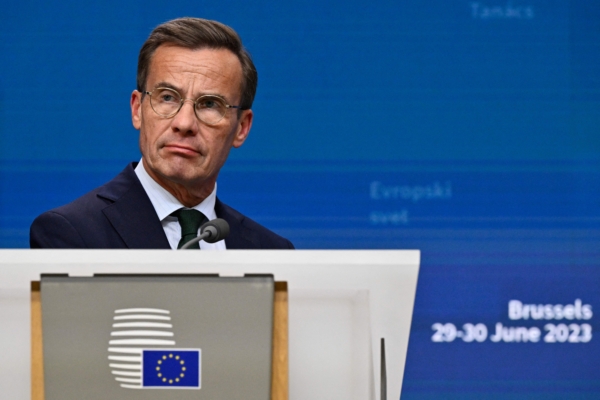Thủ tướng Thụy Điển Ulf Kristersson theo dõi trong cuộc họp báo cuối cùng vào ngày thứ hai của cuộc họp của Hội đồng Âu Châu tại Tòa nhà Europa ở Brussels hôm 30/06/2023. (Ảnh: John Thys/AFP qua Getty Images)