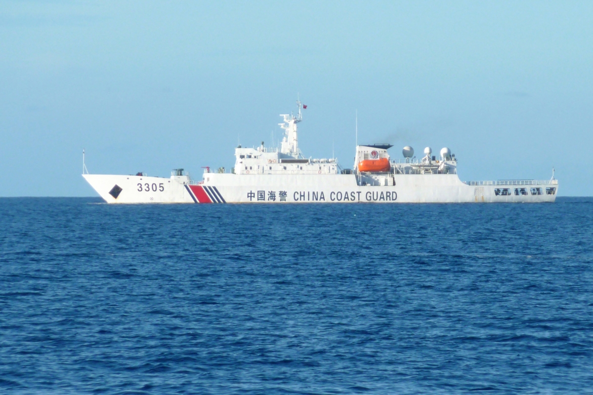 Tàu hải cảnh Trung Quốc tuần tra Bãi cạn Scarborough ở Biển Đông hôm 06/10/2022. (Ảnh: STR/AFP qua Getty Images)