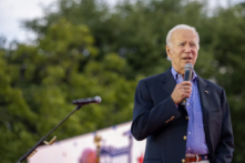 Tổng thống Joe Biden nói trên sân khấu ở Bãi cỏ phía Nam của Tòa Bạch Ốc hôm 04/07/2023. (Ảnh: Tasos Katopodis/Getty Images)