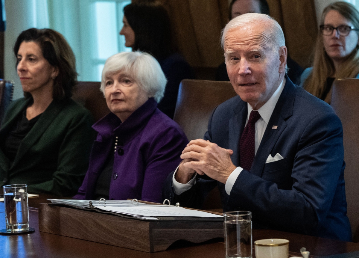 (Thứ hai từ trái qua) Bộ trưởng Ngân khố Janet Yellen quan sát khi Tổng thống Hoa Kỳ Joe Biden diễn thuyết tại cuộc họp nội các tại Tòa Bạch Ốc hôm 06/06/2023. (Ảnh: Andrew Caballero-Reynolds/AFP qua Getty Images)