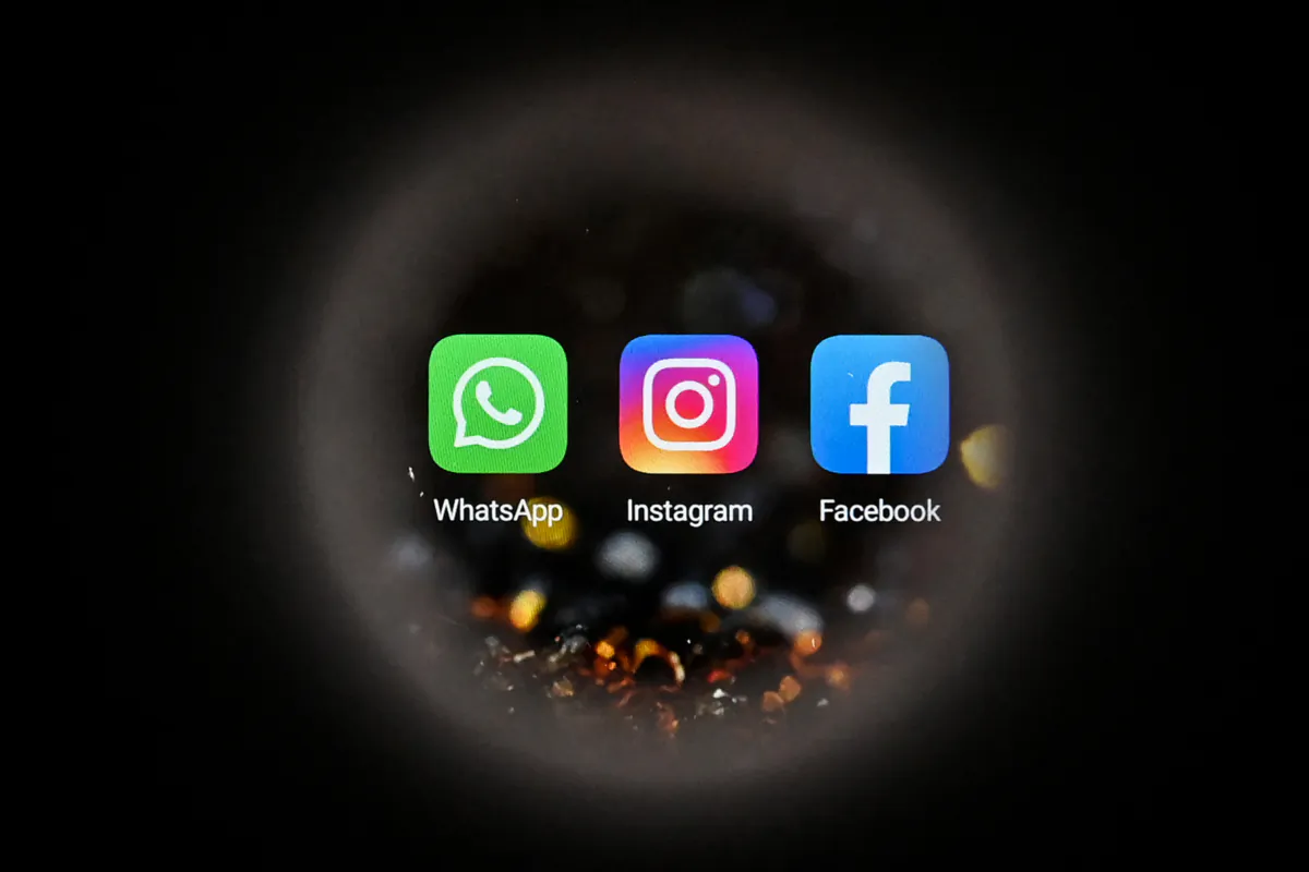 Các biểu tượng của Facebook, WhatsApp, và Instagram được nhìn thấy trên một màn hình điện thoại thông minh ở Moscow vào ngày 05/10/2021. (Ảnh: Kirill Kudryavtsev/AFP qua Getty Images)