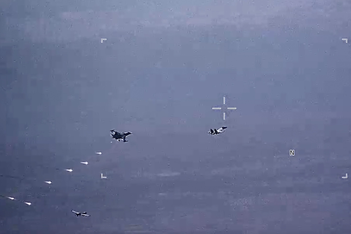 Chiến đấu cơ SU-34 và SU-35 của quân đội Nga thả pháo sáng trên đường bay của phi cơ không người lái MQ-9 Reaper của Không lực Hoa Kỳ, ở phía dưới bên trái trên bầu trời Syria, hôm 06/07/2023. (Ảnh: Không lực Hoa Kỳ qua AP)