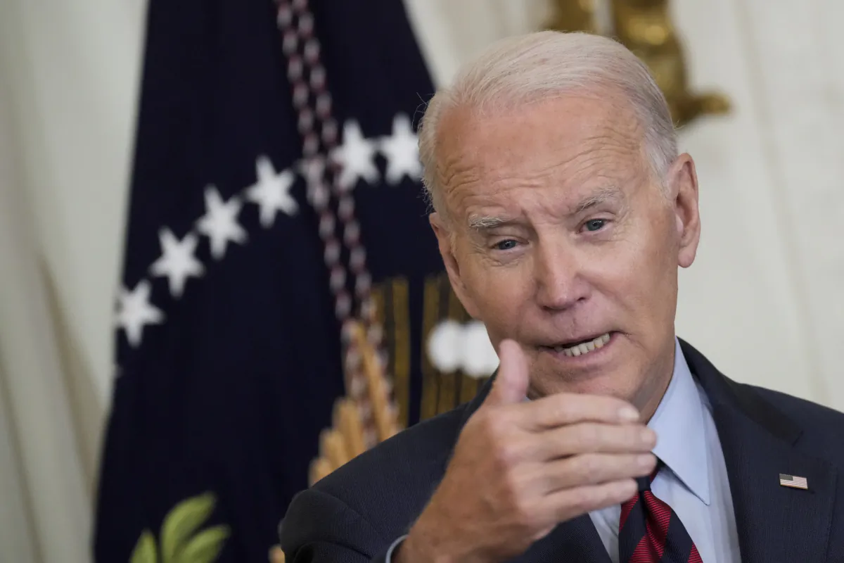 Tổng thống Biden nói với truyền thông ‘Chúng ta đã hết đạn,’ giới bình luận lo ngại