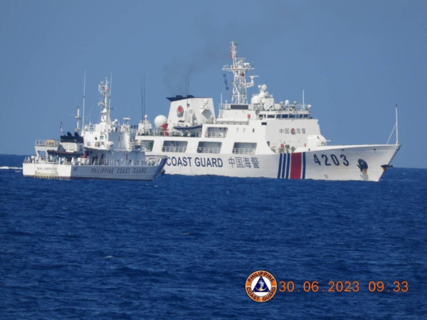 Một tàu Hải Cảnh Trung Quốc cản trở tàu Tuần Duyên Philippines Malabrigo khi tàu này trợ giúp trong một hoạt động của Hải quân Philippines gần Bãi cạn Second Thomas ở khu vực Biển Đông đang tranh chấp, hôm 30/06/2023. (Ảnh: Lực lượng Tuần Duyên Philippines/Tài liệu phát qua Reuters)