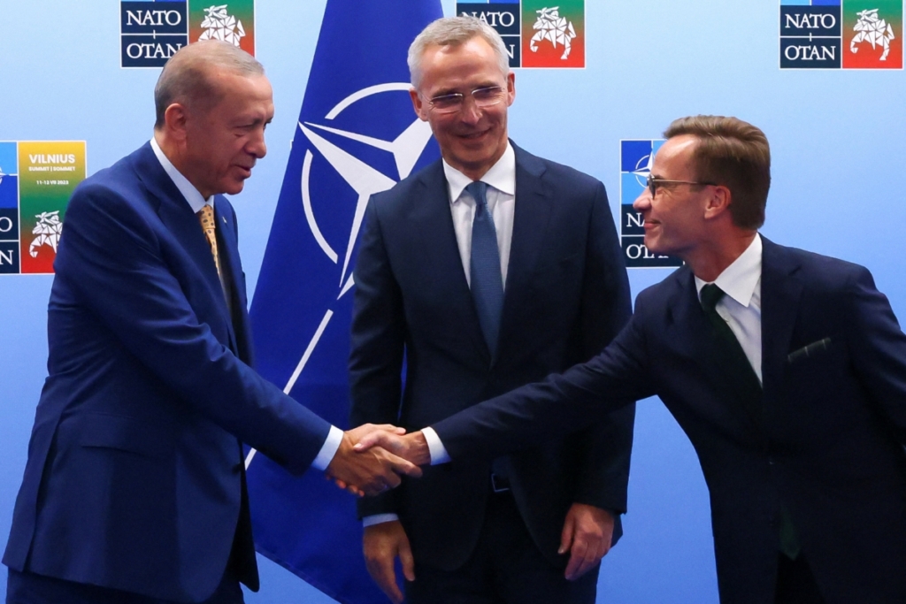 Tổng thống Thổ Nhĩ Kỳ Tayyip Erdogan (trái) và Thủ tướng Thụy Điển Ulf Kristersson (phải) bắt tay bên cạnh Tổng thư ký Tổ chức Hiệp ước Bắc Đại Tây Dương (NATO) Jens Stoltenberg trước cuộc gặp của họ, vào đêm trước khi diễn ra hội nghị thượng đỉnh NATO, tại Vilnius, Lithuania, hôm 10/07/2023. (Ảnh: Yves Herman/Pool qua Reuters)
