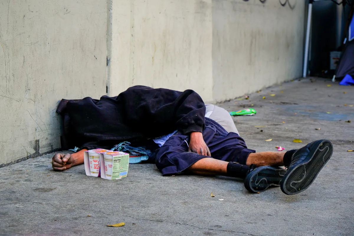 Một người đàn ông vô gia cư ngủ trên đường phố Los Angeles, California, hồi tháng 12/2018. (Ảnh: John Fredricks/The Epoch Times)