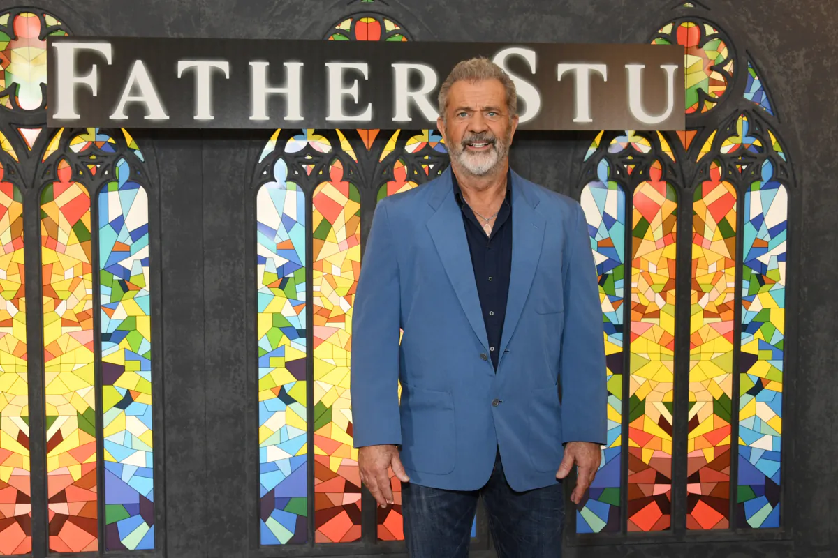 Ông Mel Gibson tham dự buổi chụp ảnh cho bộ phim “Father Stu” (Linh mục Stu) của Columbia Pictures tại The London West Hollywood ở Beverly Hills ở West Hollywood, California, vào ngày 01/04/2022. (Ảnh: Jon Kopaloff/Getty Images)