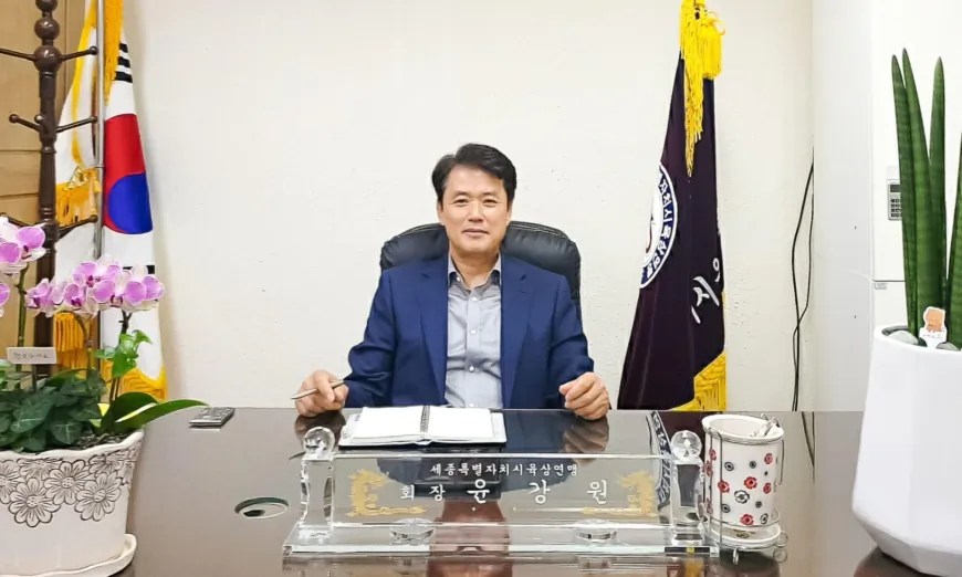 Ông Yoon Kang Won, 63 tuổi, chủ tịch Hiệp hội thể thao thành phố Sejong, được chẩn đoán ung thư phổi ở tuổi 46. Sau khi tu luyện Pháp Luân Công, ông không chỉ lấy lại được sức khỏe thể chất mà còn đạt được thành công trong sự nghiệp và tận hưởng cuộc sống gia đình hòa thuận, hạnh phúc. Trong ảnh: ông Yoon Kang Won ở văn phòng của Hiệp hội Thể thao Thành phố Sejong vào ngày 29/05/2023.