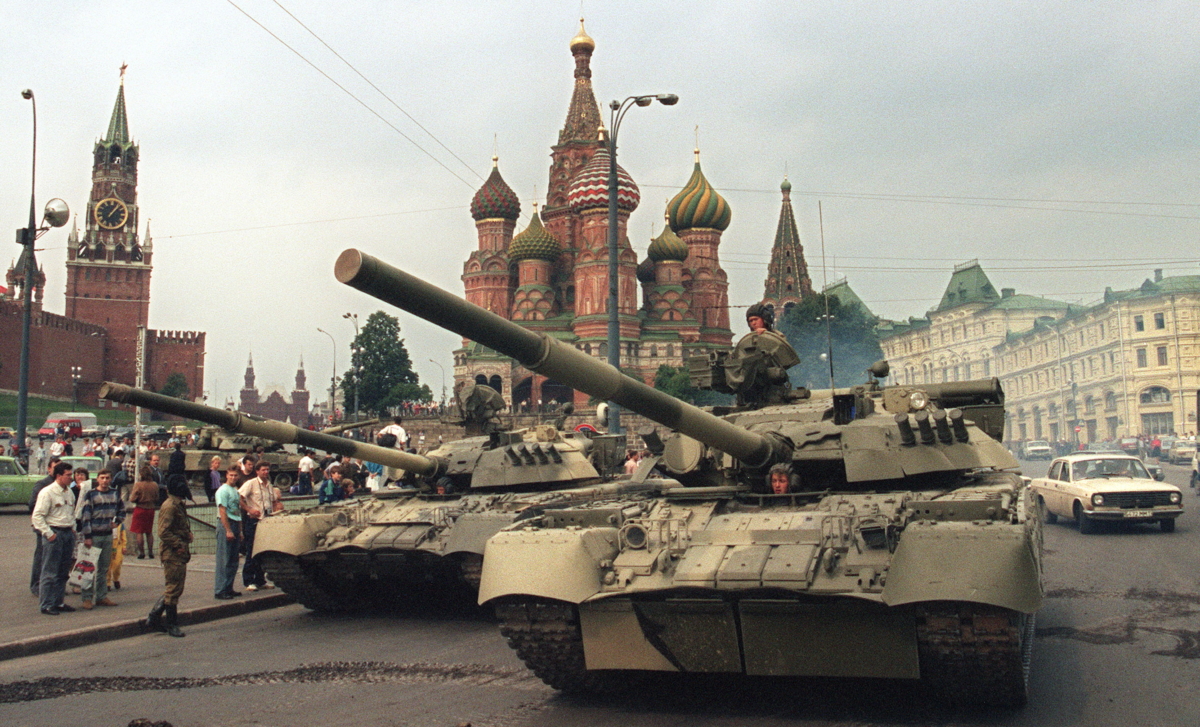 Thiết giáp sa của Quân đội Xô Viết đậu gần cổng Spassky (trái), một lối vào Điện Kremlin và Nhà thờ Basil (giữa) ở Quảng trường Đỏ của Moscow sau cuộc đảo chính lật đổ Tổng thống Liên Xô Mikhail Gorbachev, vào ngày 19/08/1991. (Ảnh: Dima Tanin/AFP qua Getty Images)