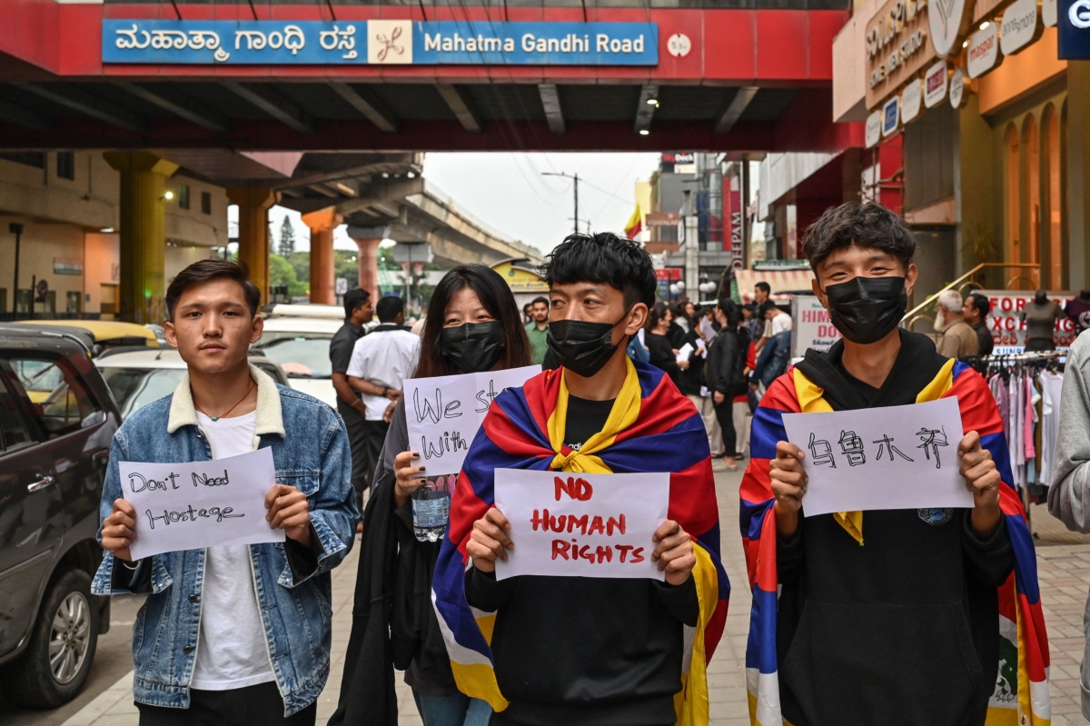 Thanh niên Tây Tạng tổ chức biểu tình im lặng như một phần của cuộc cách mạng giấy trắng đang diễn ra phản đối chính sách zero COVID và sự kiểm duyệt của Trung Quốc, tại Bengaluru hôm 01/12/2022. (Ảnh: Manjunath Kiran /AFP qua Getty Images)