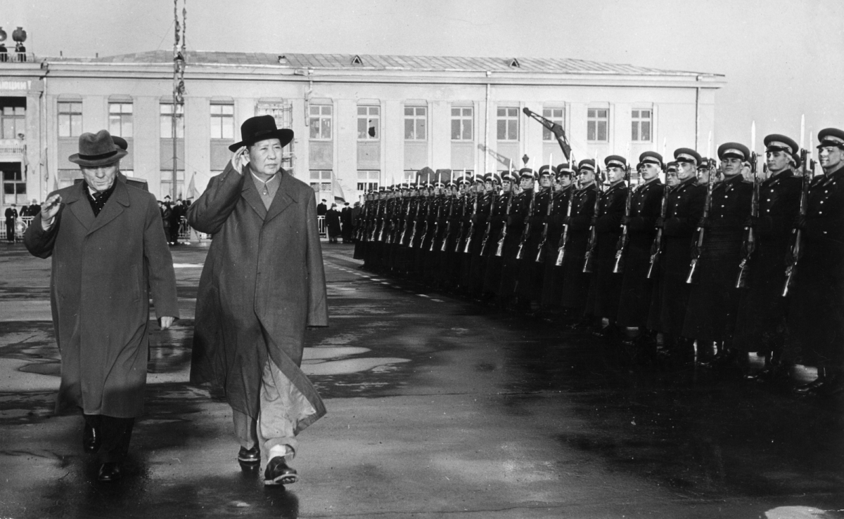 Lãnh đạo Trung Quốc Mao Trạch Đông (1893–1976) (phải) và Tham mưu trưởng Liên Xô Marshall Kliment Yefremovich Voroshilov (1881–1969) chào trong khi duyệt Đội danh dự khi ông Mao đến phi trường Moscow, ở Moscow, Liên Xô (Nga). (Ảnh: Hulton Archive/Getty Images)