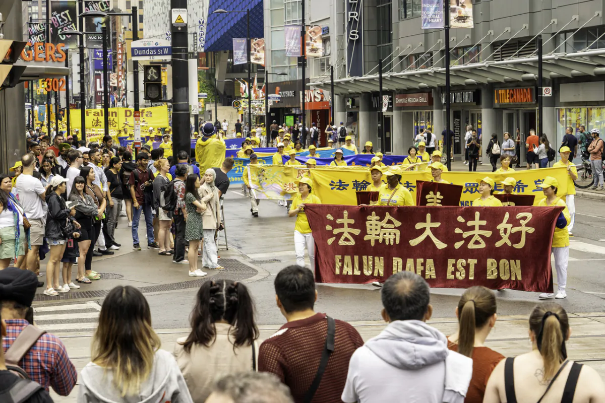 Canada: Hàng trăm người tập hợp ở Toronto để kêu gọi Bắc Kinh chấm dứt cuộc đàn áp kéo dài hàng thập niên đối với Pháp Luân Công