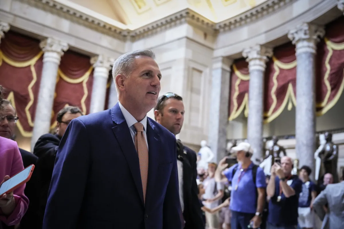 Chủ tịch Hạ viện Kevin McCarthy (Cộng Hòa-California) đi đến văn phòng của mình sau khi mở cửa phòng họp Hạ viện tại Điện Capitol Hoa Kỳ ở Hoa Thịnh Đốn hôm 17/07/2023. (Ảnh: Drew Angerer/Getty Images)