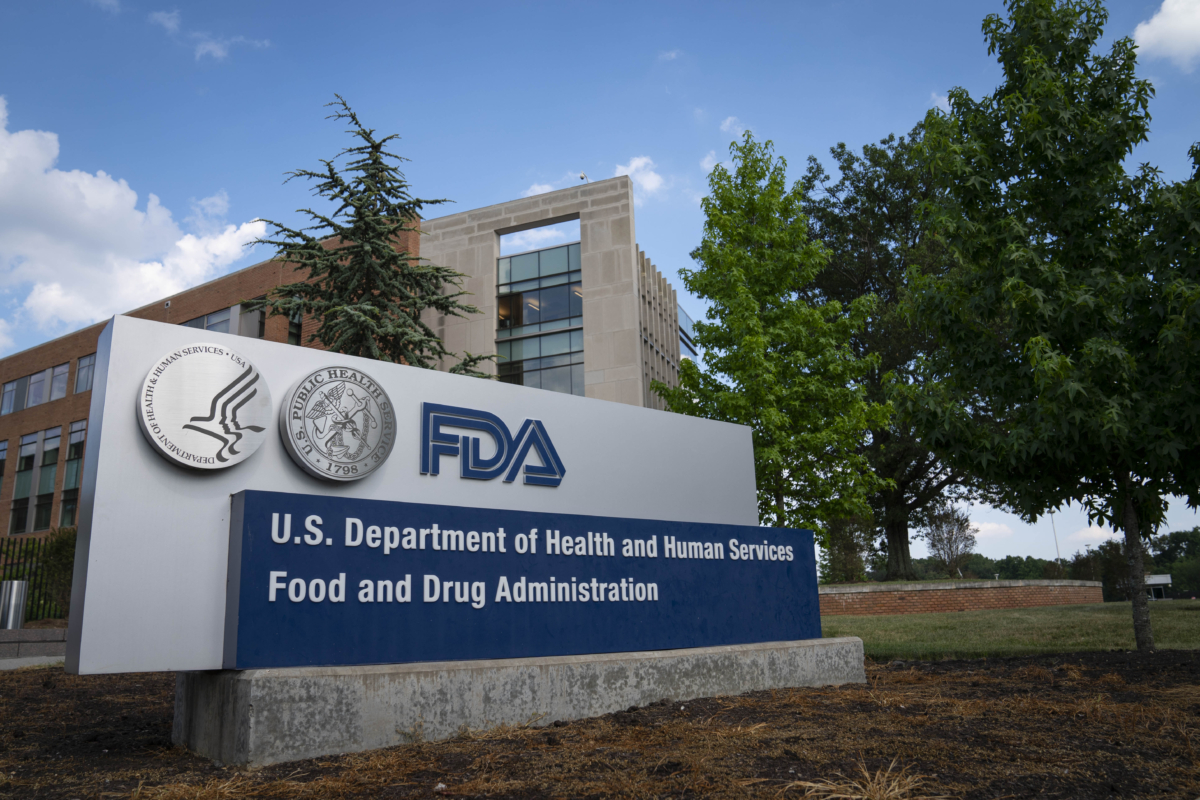 Biển hiệu của Cục Quản lý Thực phẩm và Dược phẩm bên ngoài trụ sở chính ở White Oak, Md., vào ngày 20/07/2020. (Ảnh: Sarah Silbiger/Getty Images)