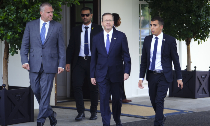 Tổng thống Israel Isaac Herzog (giữa) tiến về phía các phóng viên để nói về cuộc gặp của ông với Tổng thống Joe Biden tại Tòa Bạch Ốc ở Hoa Thịnh Đốn hôm 18/07/2023. (Ảnh: Madalina Vasiliu/The Epoch Times)