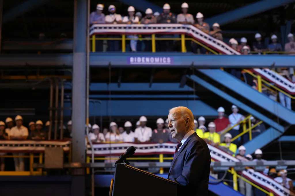 Tổng thống Joe Biden nói tại một xưởng đóng tàu ở Philadelphia hôm 20/07/2023. Ông Biden đến thăm xưởng đóng tàu để thúc đẩy vai trò mạnh mẽ của các nghiệp đoàn trong các công việc công nghệ và năng lượng sạch. (Ảnh: Susan Walsh/Ảnh AP)