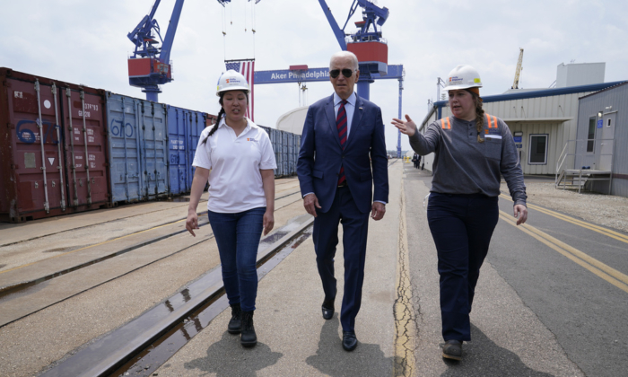 Tổng thống Joe Biden tham quan một xưởng đóng tàu với bà Megan Heileman, Quản lý Chương trình Học việc PSI (trái) và cô Emily Andrewson (phải), thợ hàn tập sự, ở Philadelphia, hôm thứ Năm, ngày 20/07/2023. (Ảnh: AP Photo/Susan Walsh)