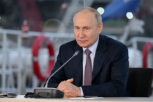 Tổng thống Nga Vladimir Putin chủ trì một cuộc họp tại Trung tâm Xây dựng Siêu công trình Ngoài khơi của Novatek-Murmansk ở làng Belokamenka, vùng Murmansk, Nga, hôm 20/07/2023. (Ảnh: Sputnik/Ramil Sitdikov/Kremlin qua Reuters)