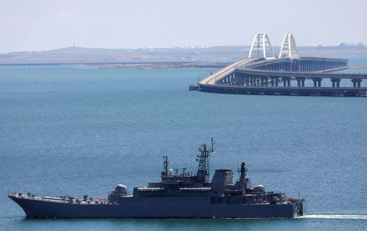 Một tàu đổ bộ của Hải quân Nga được điều động đến để vận chuyển xe hơi qua Eo biển Kerch, di chuyển gần Cầu Kerch nối Crimea với Nga khi nhìn từ thành phố Kerch, Crimea, hôm 17/07/2023. (Ảnh: Alexey Pavlishak/Reuters)
