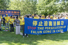 Một cuộc tập hợp kêu gọi chấm dứt đàn áp Pháp Luân Công ở Trung Quốc tại Goshen, New York, hôm 22/07/2023. (Ảnh: Cara Ding/The Epoch Times)