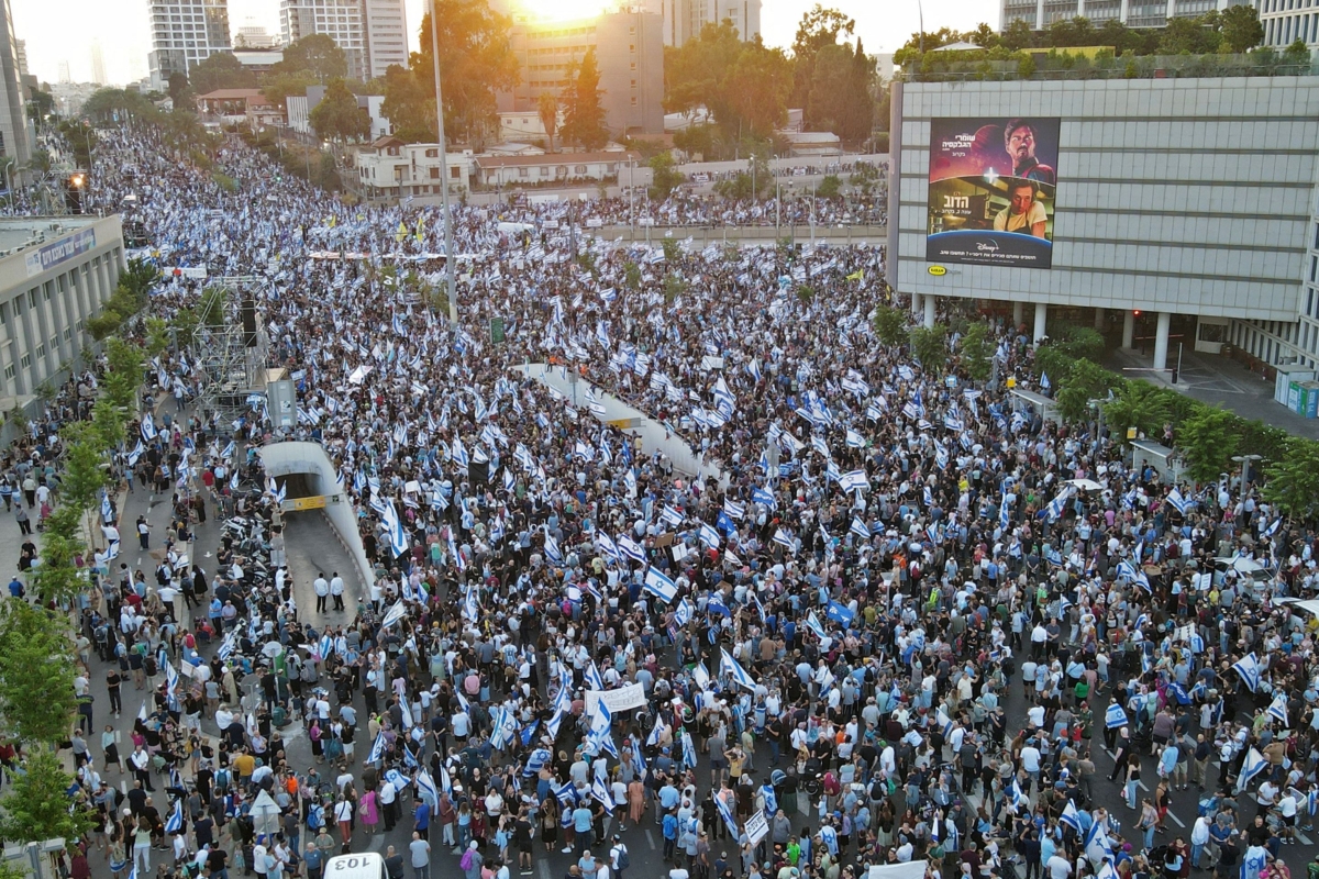 Những người biểu tình theo hướng bảo tồn truyền thống ủng hộ chính phủ Israel và các kế hoạch cải tổ của chính phủ tập hợp tại Tel Aviv, Israel, hôm 23/07/2023. (Ảnh: Jack Guez/AFP qua Getty Images)