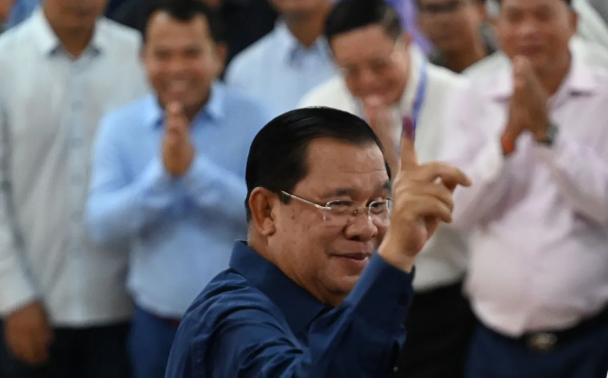 Thủ tướng Campuchia Hun Sen giơ ngón trỏ cho thấy ông đã bỏ phiếu tại một điểm bỏ phiếu ở tỉnh Kandal trong cuộc tổng tuyển cử hôm 23/07/2023. (Ảnh: Tang Chhin Sothy/AFP qua Getty Images)