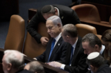 Thủ tướng Israel Benjamin Netanyahu, ngồi giữa, xung quanh là các nhà lập pháp tại một phiên họp của Knesset, Quốc hội Israel, ở thành phố Jerusalem hôm 24/07/2023. (Ảnh: Maya Alleruzzo/AP Photo)
