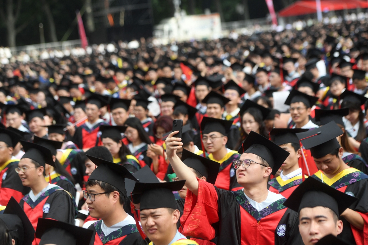 Các sinh viên tốt nghiệp Đại học Vũ Hán tham dự lễ tốt nghiệp ở Vũ Hán, thuộc tỉnh Hồ Bắc, miền trung Trung Quốc hôm 20/06/2023. (Ảnh: STR/AFP qua Getty Images)