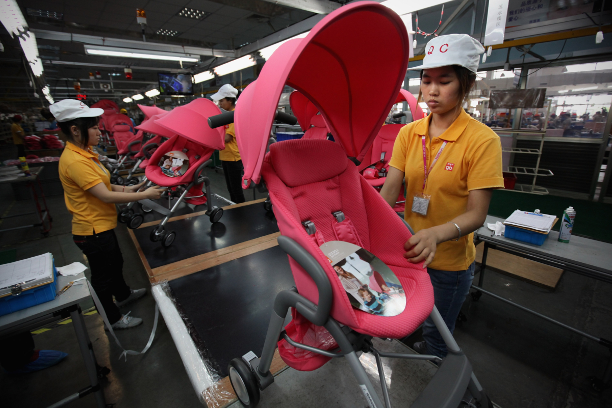 Công nhân lắp ráp xe đẩy tại dây chuyền sản xuất của Công ty TNHH Tập đoàn Goodbaby vào ngày 06/07/2012, tại Côn Sơn, tỉnh Giang Tô, Trung Quốc. (Ảnh: Feng Li/Getty Images)