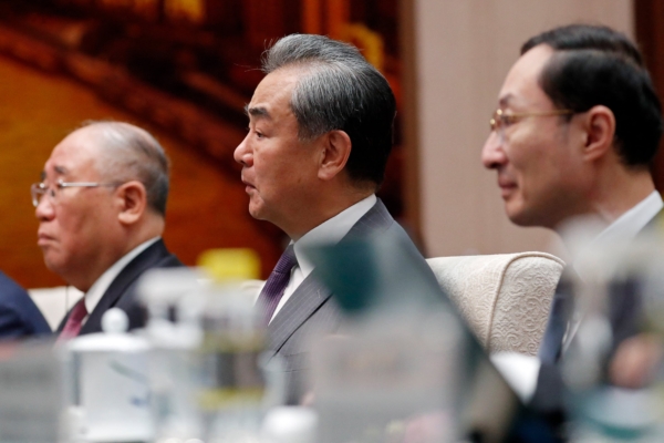 Giám đốc Văn phòng Ủy ban Đối ngoại của Ủy ban Trung ương Đảng Cộng sản Trung Quốc Vương Nghị (giữa) tham dự cuộc họp với Đặc phái viên Khí hậu Hoa Kỳ John Kerry tại Bắc Kinh, hôm 18/07/2023. (Ảnh: Florence Lo/AFP qua Getty Images)