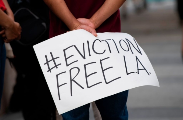 Những người thuê nhà và những người ủng hộ nhà ở tham gia một cuộc biểu tình yêu cầu hủy bỏ tiền thuê nhà và tránh bị đuổi ra khỏi nhà trong bối cảnh đại dịch virus corona ở Los Angeles hôm 21/08/2020. (Ảnh: Valerie Macon/AFP qua Getty Images)