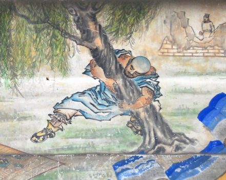 Hình ảnh từ một bức bích họa có từ thế kỷ 19 mô tả cảnh Lỗ Trí Thâm nhổ bật một gốc cây trong tiểu thuyết “Thủy Hử”, tại Hành lang dài trong Di Hòa Viên ở Bắc Kinh. (Ảnh: Tài liệu công cộng)