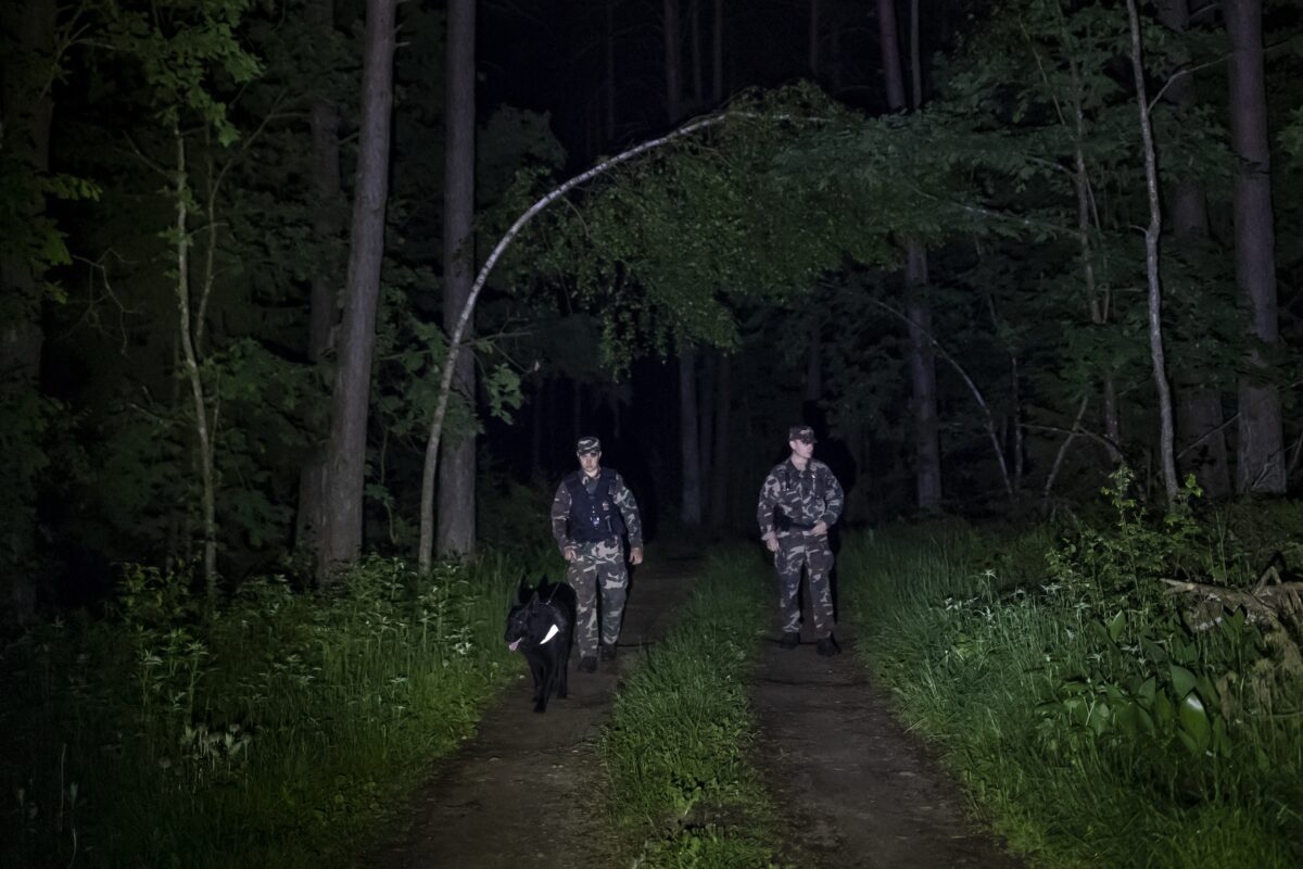 Các thành viên của Lực lượng Biên phòng Quốc gia Lithuania tuần tra ở khu vực biên giới giáp với Belarus, gần thị trấn nhỏ Kapciamiestis, cách thủ đô Vilnius, Lithuania khoảng 160 km về phía tây, vào ngày 10/06/2021. (Ảnh: Mindaugas Kulbis/AP Photo)