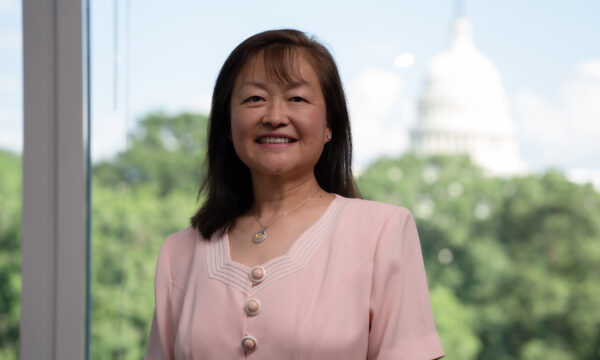 Bà Đường Bách Hợp (Lily Tang Williams), nhân chứng sống trong Đại Cách mạng Văn hóa của Trung Quốc cộng sản và hiện là ứng cử viên quốc hội cho Địa hạt Bầu cử số 2 của New Hampshire, ở Washinton hôm 20/07/2022. (Ảnh: Tal Atzmon/The Epoch Times)