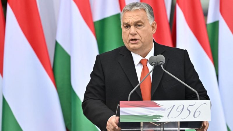 Thủ tướng Hungary Viktor Orban có bài diễn văn kỷ niệm 66 năm cuộc nổi dậy của Hungary chống lại sự chiếm đóng của Liên Xô trước ngôi nhà Mindszethyneum ở Zalaegerszeg, Hungary ngày 23/10/2022. (Ảnh: Attila Kisbenedek/AFP qua Getty Images)