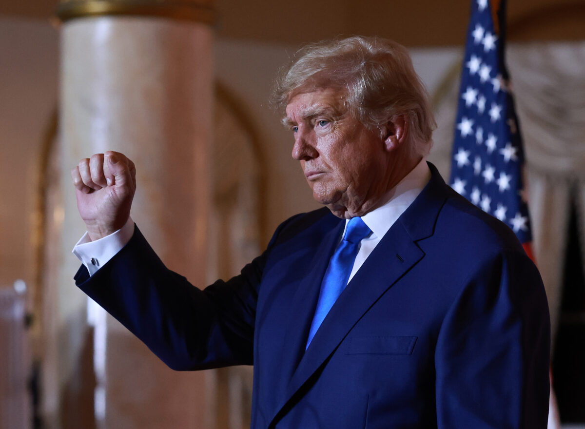 Cựu Tổng thống Donald Trump trình bày trong một sự kiện đêm bầu cử tại Mar-a-Lago ở Palm Beach, Florida, vào ngày 08/11/2022. (Ảnh: Joe Raedle/Getty Images)