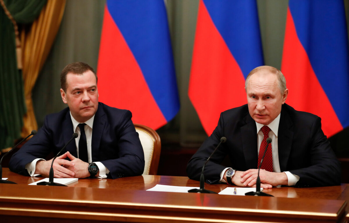 Tổng thống Nga Vladimir Putin (Phải) và Phó Chủ tịch Hội đồng An ninh Dmitry Medvedev tham dự cuộc họp với các thành viên chính phủ tại Moscow vào ngày 15/01/2020. (Ảnh: Sputnik/Dmitry Astakhov/Pool qua Reuters)