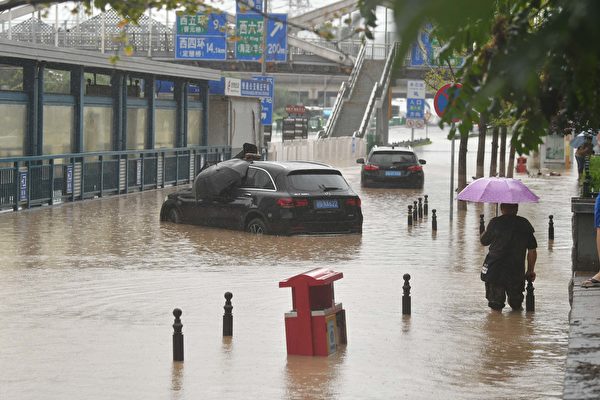 Trung Quốc: Hội Chữ thập đỏ Bắc Kinh bị dân chúng chế nhạo khi kêu gọi quyên góp phòng chống lũ lụt