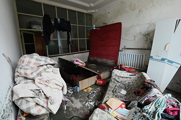 Đồ đạc trong nhà của một người dân bị bùn đất bao phủ sau lũ lụt ở thành phố Trác Châu, tỉnh Hà Bắc, Trung Quốc, hôm 09/08/2023. (Ảnh: Jade Gao/AFP)