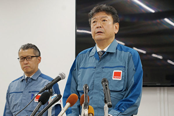 Chủ tịch TEPCO nói trong cuộc họp báo ở Okuma, tỉnh Fukushima, hôm 24/08/2023. (Ảnh: STR/JIJI PRESS/AFP qua Getty Images)