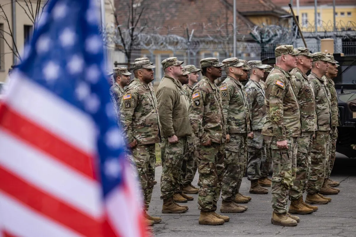 Các binh sĩ Hoa Kỳ tham dự buổi lễ khai mạc về việc chuyển đổi Nhóm Trợ giúp Khu vực Ba Lan thành Đơn vị Đồn trú thường trực của Quân đội Hoa Kỳ ở Ba Lan, tại Trại Kosciuszko ở Poznan, Ba Lan, vào ngày 21/03/2023. (Ảnh: Wojtek Radwanski/AFP qua Getty Images)