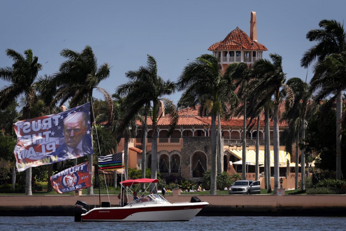 Những người đi thuyền treo cờ để thể hiện sự ủng hộ của họ gần tư gia Mar-a-Lago của cựu Tổng thống Donald Trump ở Palm Beach, Florida, hôm 01/04/2023. (Ảnh: Alex Wong/Getty Images)