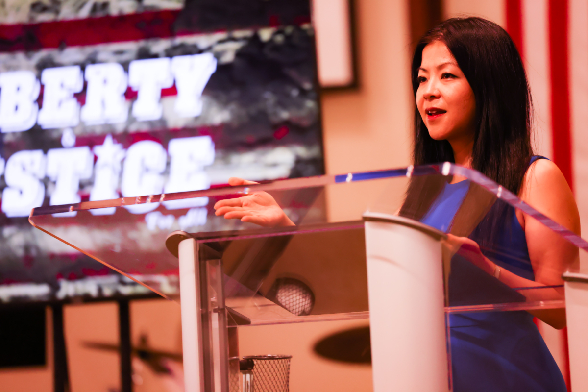 Cô Cathy Kiang, chủ tịch của Asians for Liberty (Người Á Châu Vì Tự Do), trình bày tại Nhà thờ Baptist Countryside ở Clearwater, Florida, hôm 20/07/2023. (Ảnh: Đăng dưới sự cho phép của Asians for Liberty)