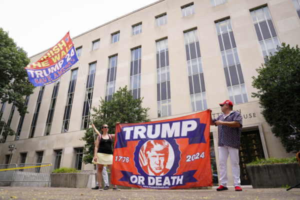 Những người biểu tình ủng hộ ông Trump tập trung quanh tòa án liên bang E. Barrett Prettyman ở Hoa Thịnh Đốn, hôm 03/08/2023. (Ảnh: Madalina Vasiliu/The Epoch Times)