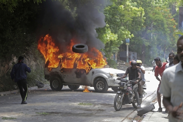 Một chiếc xe do người biểu tình đốt trong một cuộc biểu tình phản đối tình trạng bất ổn ở Port-au-Prince, Haiti, hôm 07/08/2023. (Ảnh: Odelyn Joseph/AP Photo)
