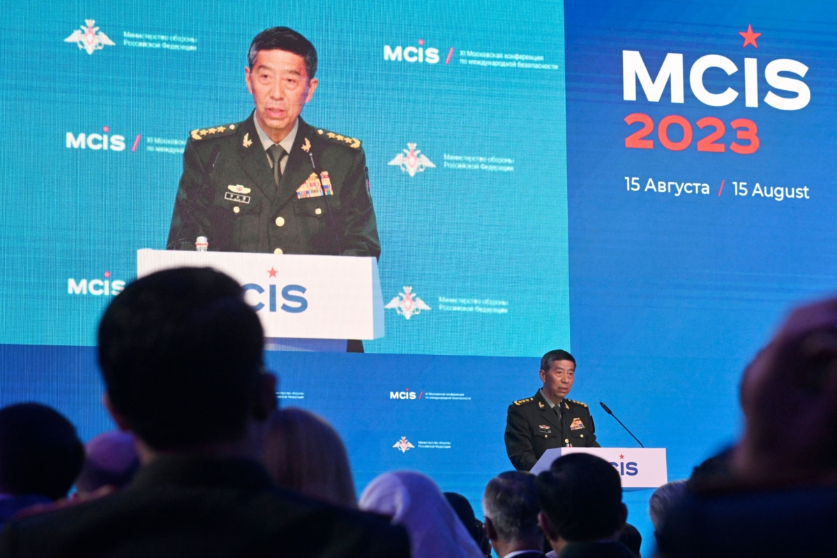 Bộ trưởng Quốc phòng Trung Quốc Lý Thượng Phúc diễn thuyết tại Hội nghị An ninh Quốc tế Moscow ở Kubinka, Nga, hôm 15/08/2023. (Ảnh: Alexander Nemenov/AFP qua Getty Images)