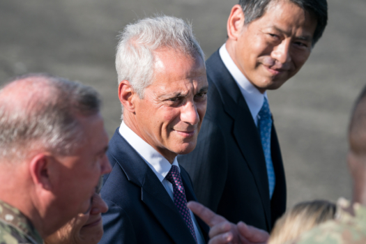 Đại sứ Hoa Kỳ tại Nhật Bản Rahm Emanuel đang chờ Phó Tổng thống Hoa Kỳ Kamala Harris đến Căn cứ Không quân Yokota ở Tokyo vào ngày 26/09/2022. (Ảnh: Tomohiro Ohsumi/Getty Images)