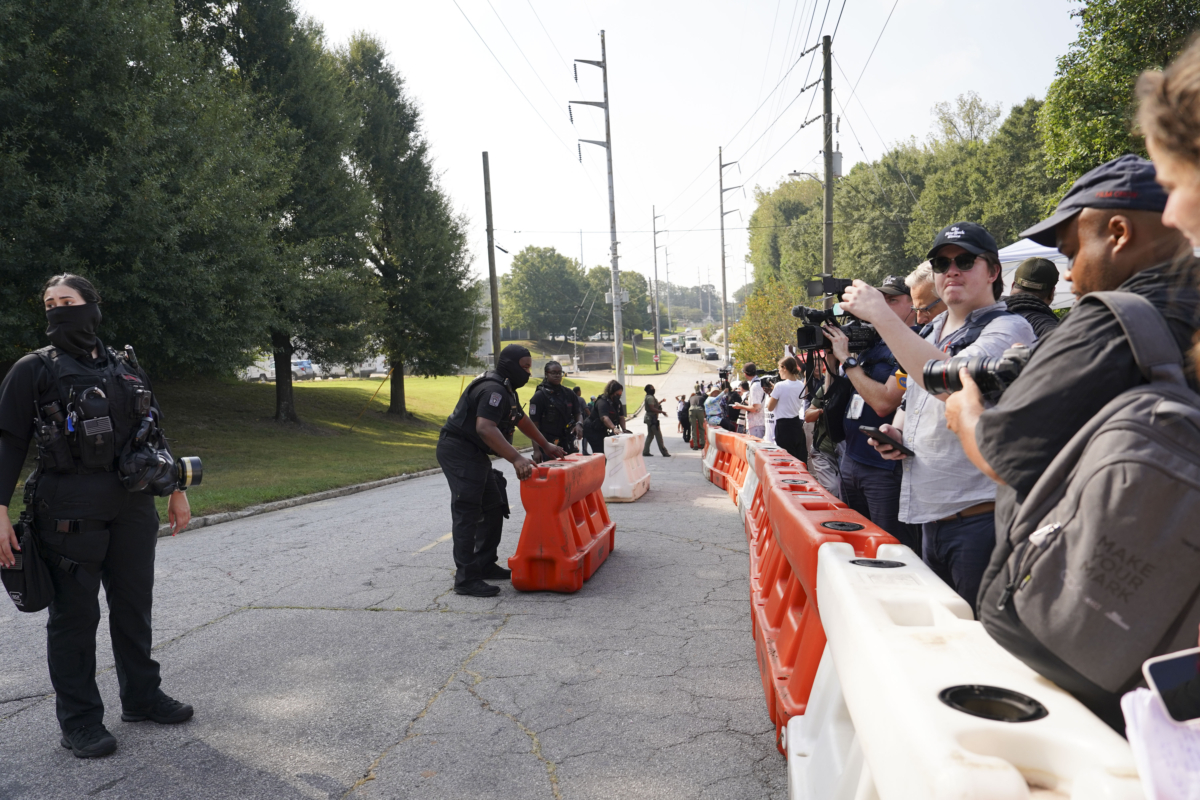 Cảnh sát Quận Fulton di chuyển các rào chắn an ninh trước Nhà tù Quận Fulton ở Atlanta hôm 24/08/2023. (Ảnh: Madalina Vasiliu/The Epoch Times)