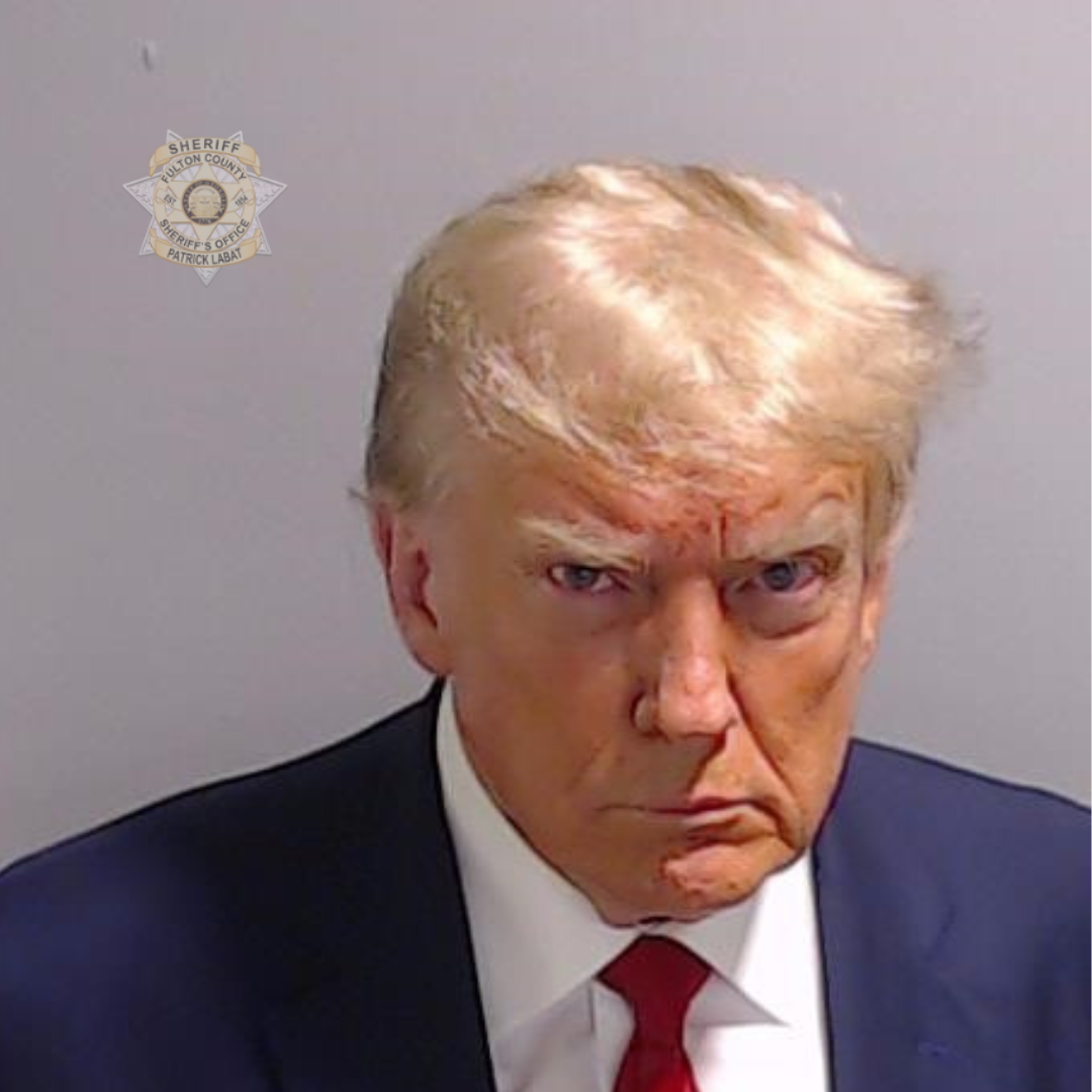 Bức ảnh hồ sơ bị cáo của cựu Tổng thống Donald Trump khi ông thực hiện thủ tục lăn tay và chụp hình để cảnh sát lưu giữ, sau đó ông được bảo lãnh tại ngoại tại Nhà tù Quận Fulton ở Atlanta, Georgia, hôm 24/08/2023. (Ảnh: Văn phòng Cảnh sát trưởng Quận Fulton)