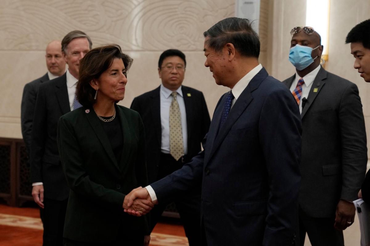 Phó Thủ tướng Trung Quốc Hà Lập Phong chào đón Bộ trưởng Thương mại Hoa Kỳ Gina Raimondo tại Đại lễ đường Nhân dân ở Bắc Kinh hôm 29/08/2023. (Ảnh: Andy Wong/Pool/AFP qua Getty Images)